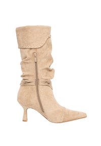 Beige suède enkellaars met een nonchalant ontwerp, puntige neus, decoratieve stiksels, zijrits en een lage hak. Gladde textuur en minimalistische stijl.