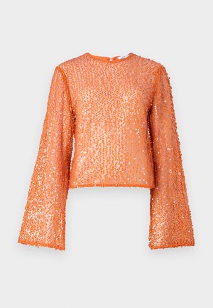 Narancssárga flitteres blúz hosszú, harangujjú, kerek nyakkal és textúrált felszínnel, amely átfedő flitterekből áll, finom fényű.