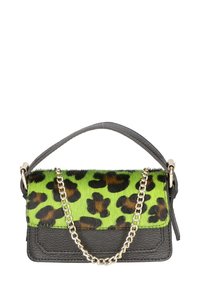 Klein handtasje met een groene bont bovenkant met zwarte luipaardvlekken, een zwarte gestructureerde leren onderkant en een gouden kettingband.
