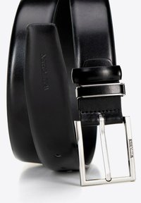 Ceinture en cuir noir avec une texture lisse, dotée d'une boucle rectangulaire en métal argenté et d'un accent de marque. Ajustable avec plusieurs trous de taille.