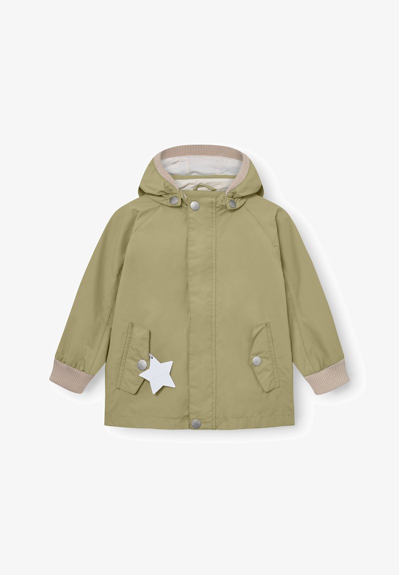 Μπεζ παιδικό αδιάβροχο με κουκούλα, κλείσιμο με κουμπιά σούστες, ριμπ μανσέτες, δύο μπροστινές τσέπες και λευκή ετικέτα σε σχήμα αστεριού στην αριστερή τσέπη.