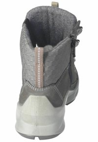 Grijze mid-top boot met textiel- en synthetische materialen, een gestructureerd oppervlak, grijze en bruine accenten, en een achterrits voor sluiting.