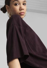 Puma BETTER CLASSICS OVERSIZED TEE - Jednoduché tričko - midnight plum