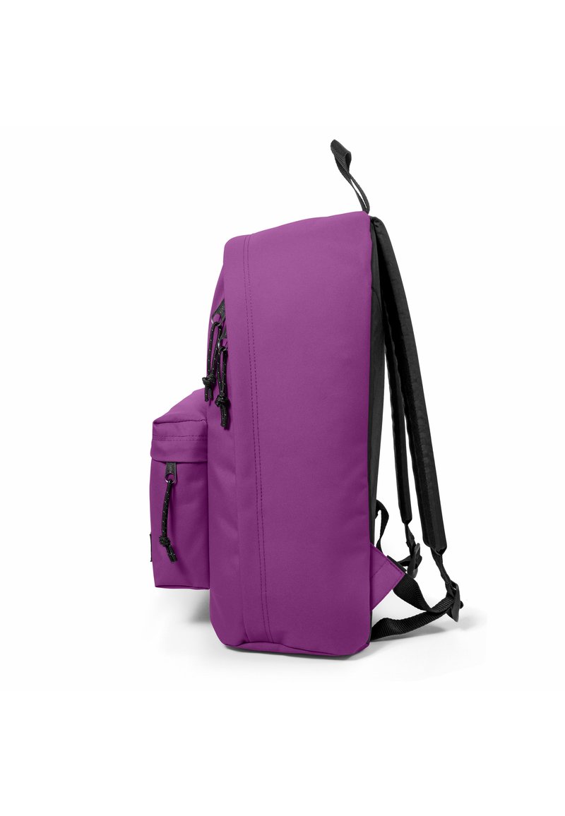 Sac à dos violet avec une base noire, doté de bretelles rembourrées, d'une poche latérale et de fermetures à glissière. Texture lisse, forme rectangulaire.