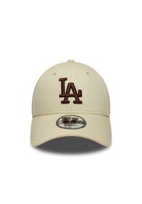 Μπεζ καπέλο μπέιζμπολ με καμπύλη γείσο, που διαθέτει καφέ κεντημένο λογότυπο "LA" στο μπροστινό μέρος και στρογγυλό, επώνυμο έμβλημα στο γείσο.