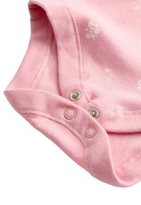 Roze katoenen romper met korte mouwen, versierd met bloemenpatronen en drukknoopjes bij de nek voor gemakkelijke aankleding. Zachte textuur en lichtgewicht.