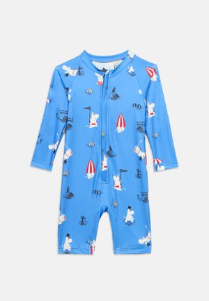 Bañador azul para niños con mangas largas, cremallera frontal y un divertido estampado de personajes blancos de Moomin y sombrillas de playa rojas.
