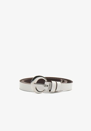 Ceinture en cuir blanc avec une boucle circulaire en argent, présentant une texture lisse et un doublure intérieure marron, rehaussée de trois rayures marron.