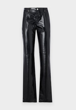 Mustad, kõrgelt tõstetud püksid, valmistatud läikivast sünteetilisest nahast, millel on krokodilliteksuur, kitsas lõige ja laienev säärekujundus.