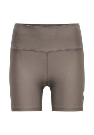 Krótkie sportowe spodenki w kolorze taupe z wysokim stanem, płaskimi szwami i małym białym logo w kształcie chevronu na lewym udzie.