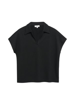 Schwarze Bluse mit kurzen Ärmeln, Kragen und V-Ausschnitt, aus leichtem Stoff, flach auf weißem Hintergrund liegend.