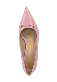 Ballerina in vernice rosa con punta affusolata e dettaglio in oro sulla tomaia. Texture liscia, soletta imbottita con stampa del marchio.