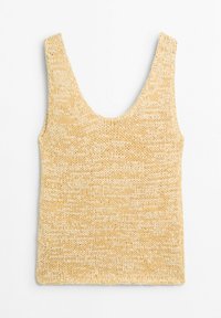 Top smanicato lavorato a maglia in filato beige e crema con scollo rotondo, steso su sfondo bianco.