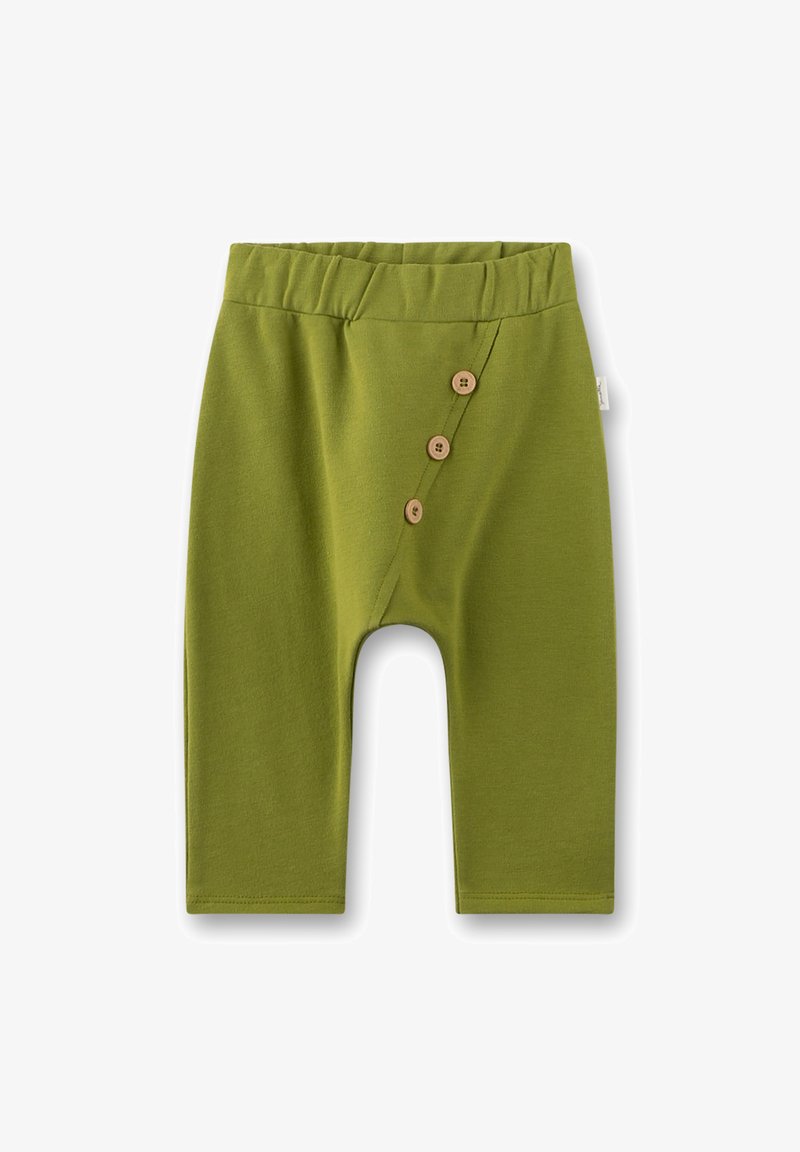 Olivgrüne Kinderhose mit elastischem Bund und drei Holzknöpfen entlang der diagonalen Naht an der Vorderseite.