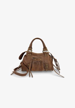 Sac à main en cuir marron avec poignées doubles, poche zippée, détails de boucle et une longue bandoulière ajustable sur fond blanc.