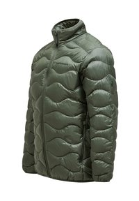 Chaqueta acolchada aislante de color verde oliva con un cuello alto, patrón de acolchado, cierre frontal con cremallera y bolsillos laterales. Acabado de tejido suave y brillante.