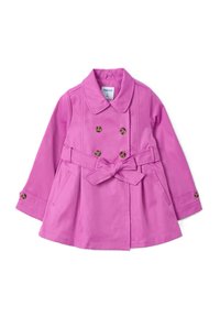 Cappotto doppio petto rosa con colletto, maniche lunghe, tasche frontali e una cintura in vita. Presenta bottoni marroni e una texture liscia.