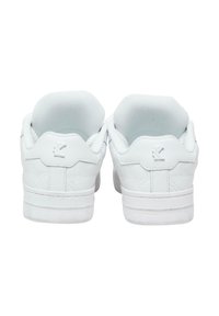Fehér sneakers, textúrált bőrfeldolgozással, párnázott gallérral és gumitalppal; logó akkorddal és gyémántmintával az oldalán.