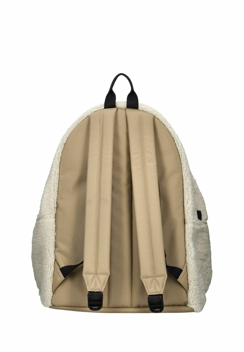 Mochila con tela beige, suaves acentos de felpa blanca, correas negras ajustables y un asa en la parte superior. Forma redondeada con detalles de costura.