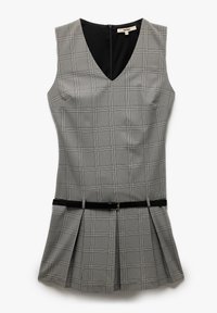 Vestido sin mangas de cuadros grises con escote en V, falda plisada y un cinturón negro. Presenta una tela texturizada y un cierre de cremallera en la parte posterior.