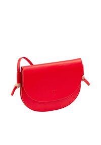 Borsa a tracolla rossa in pelle con una patta arrotondata, una sottile tracolla e dettagli di cucitura visibili. Texture liscia e design minimalista.