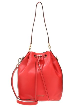 Rode lederen bucketbag met trekkoordsluiting, gouden sierbeslag, lange verstelbare schouderriem en Michael Kors-logo aan de onderkant vooraan.