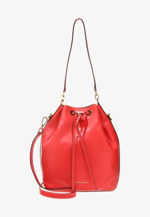Rode lederen bucketbag met trekkoordsluiting, gouden sierbeslag, lange verstelbare schouderriem en Michael Kors-logo aan de onderkant vooraan.