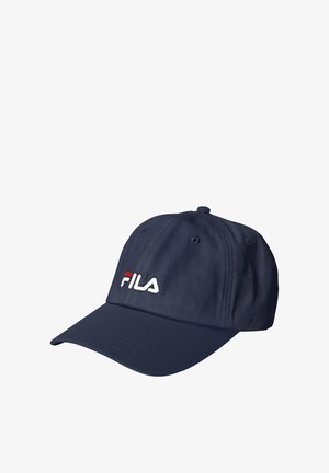 Marineblaue Baseballkappe mit gebogenem Schirm und weißem sowie rotem FILA-Logo, das vorne aufgestickt ist.