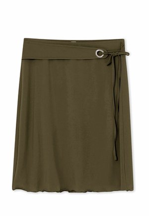 Olivovo zelená zavinovacia sukňa s strieborným kovovým okom a viazaným látkovým pásom na pravej strane, midi dĺžka, hladká textúra.