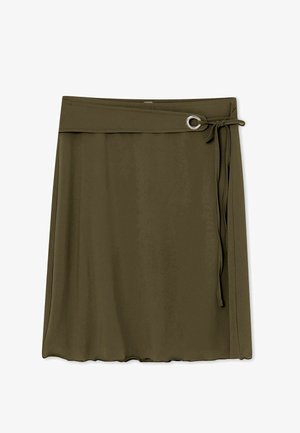 Olivzaļš loka svārks ar sudraba aculetēm un piesietu auduma jostu labajā pusē, midi garuma, gluda tekstūra.