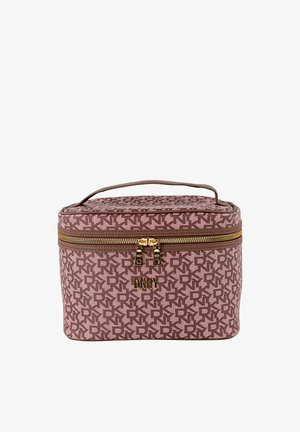 Bolsa de cosméticos marrón con cierre de cremallera y asa superior. Cuenta con el logo de DKNY y detalles en hardware de tono dorado. Tela texturizada.