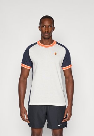 NIKECOURT HERITAGE TOP - T-shirts med print - sail/dark obsidian