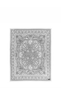 Czarno-biała chustka w wzór paisley z misternymi kwiatowymi i spiralnymi motywami, z wykończonym brzegiem i miękką teksturą materiału.