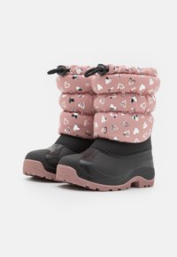 Wasserdichte rosa Winterstiefel mit einem gepolsterten oberen Teil, der mit weißen und schwarzen Herzmustern versehen ist, schwarzen Gummisolen und einem sicheren Zugverschluss.