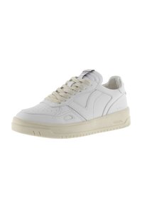 Baskets en cuir blanc avec une surface texturée, des détails perforés, des lacets crème et une semelle en caoutchouc de couleur claire. Logo sur la languette.