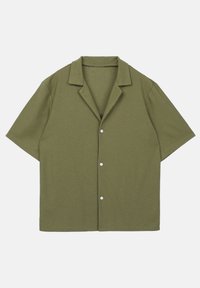 Cămașă pe mânecă scurtă, de culoare verde măslinie, realizată dintr-un material texturat, având un guler cu un colț și nasturi albi pe placa frontală.