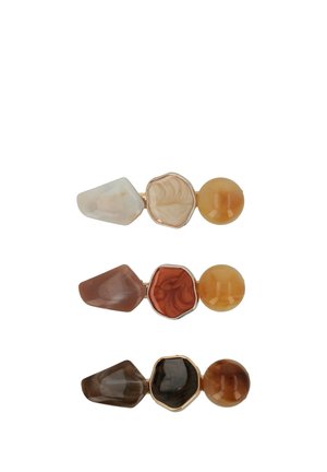 Tre fermagli per capelli con gemme miste: forme marmorizzate bianche, arancioni e marroni; hardware color oro; texture liscia; design arrotondati e angolari.