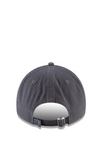 Graue verstellbare Cap aus Stoff, mit runder Krone, rückseitiger Öffnung und einem blauen Logo-Patch.