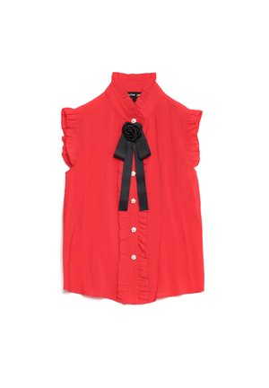 Blusa curta de mangas curtas vermelha com colarinho alto, bordas franzidas, fechamento por botões à frente e um detalhe em rosa de tecido preto no pescoço.