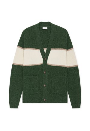 Πράσινη ριμπ πλεκτή ζακέτα με V-λαιμόκοψη, κρεμ και μπεζ οριζόντιες ρίγες, δύο εμπρόσθιες τσέπες και πέντε κουμπιά μπροστά.