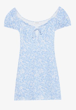 Blauwe bloemenjurk met een off-the-shoulder ontwerp, korte pofmouwen en een trekkoord bij de halslijn, gemaakt van lichte stof.