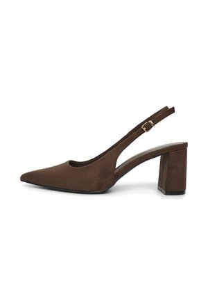 Scarpa slingback in camoscio marrone con punta appuntita, tacco a blocco e cinturino regolabile con fibbia su sfondo bianco.