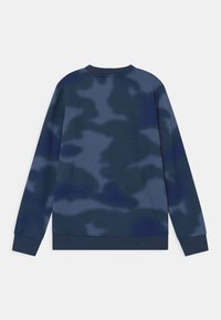 Námořnická modrá mikina s maskáčovým vzorem, dlouhé rukávy, žebrovaný kulatý výstřih a manžetové lemování. Vyrobena z měkké bavlny.