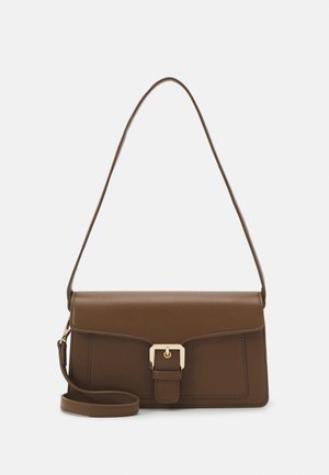 Sac à épaule en cuir marron avec fermeture à rabat et boucle dorée, avec une bandoulière réglable et une sangle de poignet amovible.