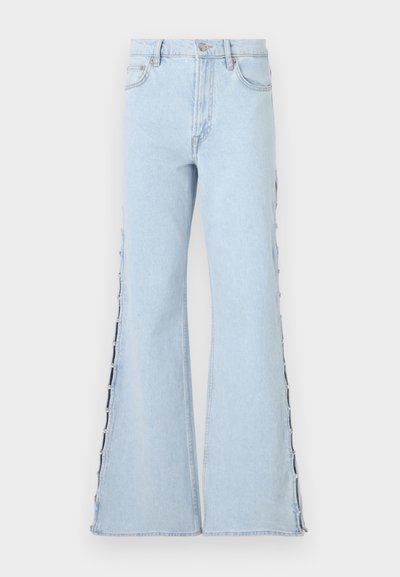 Lyse blå utsvingte jeans med høy livvidde, med knappe detaljer langs sømmene og en myk denimtekstur.