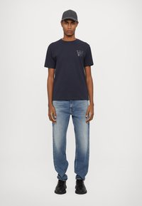 DOUBLE A BY W.W. ACE CHEST PRINT UNISEX - Triko s potiskem - dark navy