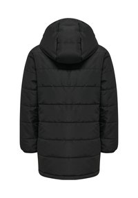 Sort puffet jakke med hætte, med et quiltet design og jævnt fordelte horisontale sektioner. Glat tekstur og fuld dækningssilhuet.