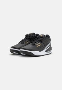 Chaussures de sport noires avec une tige perforée, des accents dorés et une semelle blanche. Dotées d'un logo signature et d'un système de laçage pour un ajustement sécurisé.