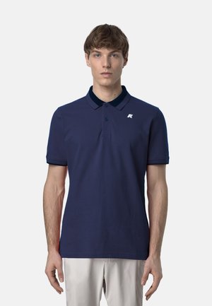 Polo blu navy in misto cotone, con colletto e maniche corte. Dettaglio del logo bianco sul lato sinistro del petto.