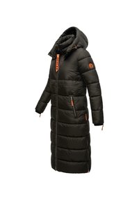 Abrigo largo negro tipo puffer con diseño acolchado, capucha desmontable y detalles en cremallera naranja. Presenta bolsillos laterales y una silueta ajustada.